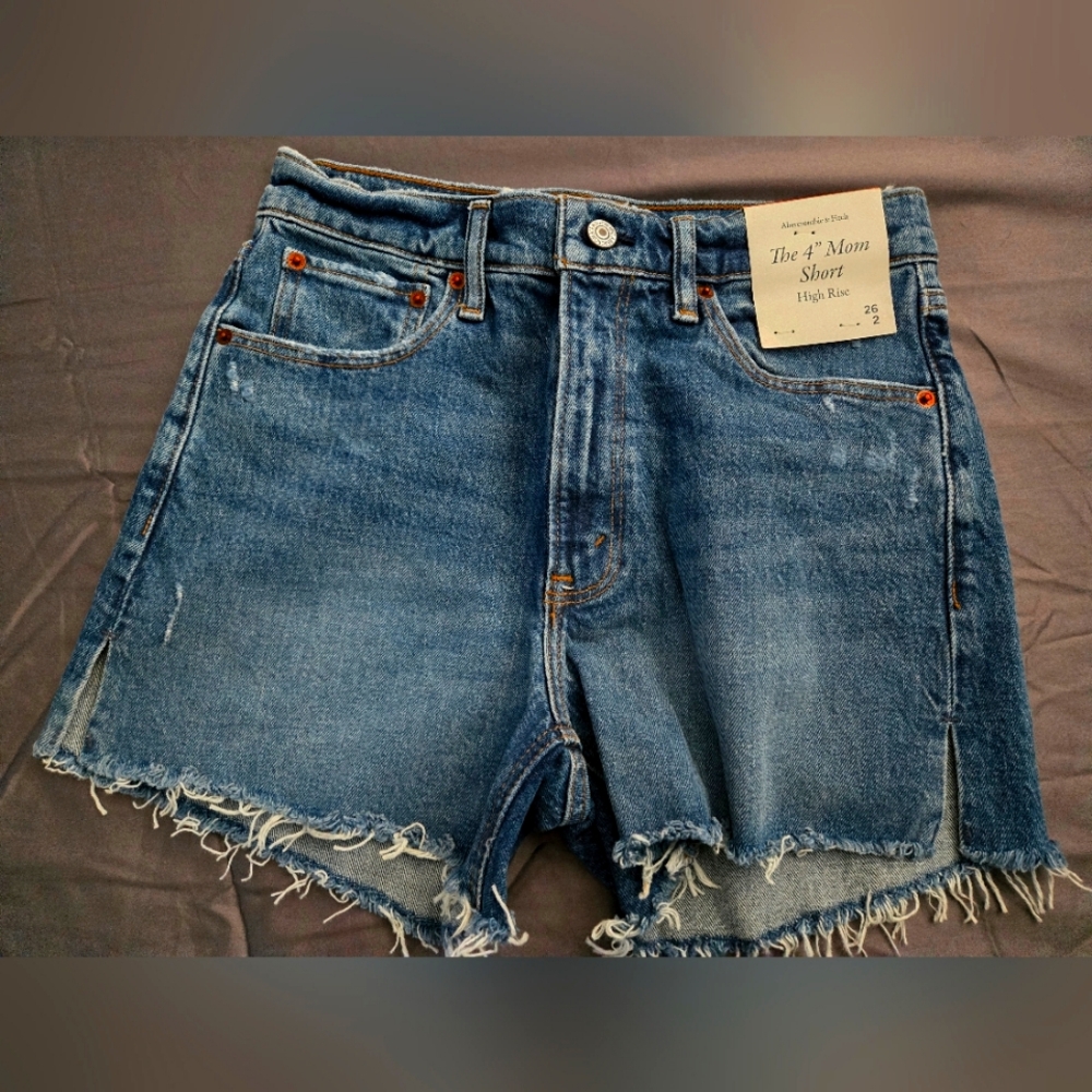 Abercrombie & Fitch High Rise 4" Mom Short size 26/2 with frayed edges